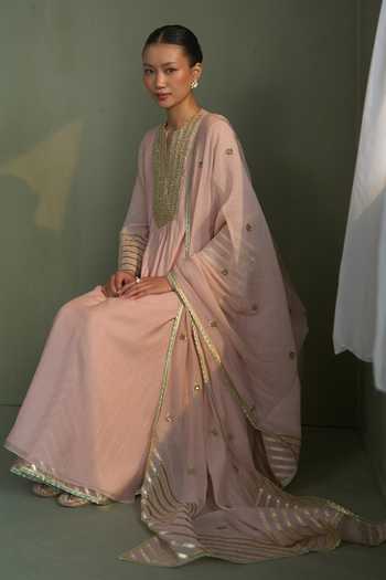 Summer By Priyanka Gupta_Pink Chanderi Split V-neck Freya Embroidered Kaftan Set _Online_at_Aza_Fashions