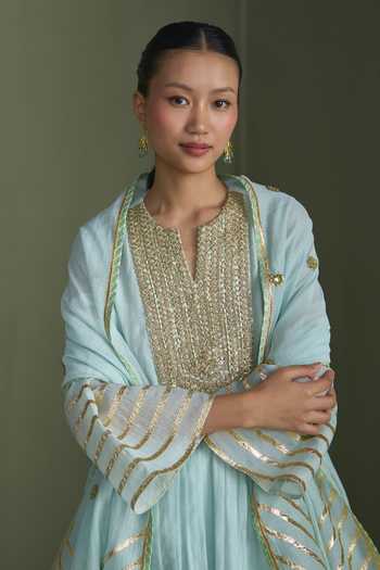 Summer By Priyanka Gupta_Blue Chanderi Split V-neck, Yes Freya Yoke Embroidered Kurta Set _at_Aza_Fashions