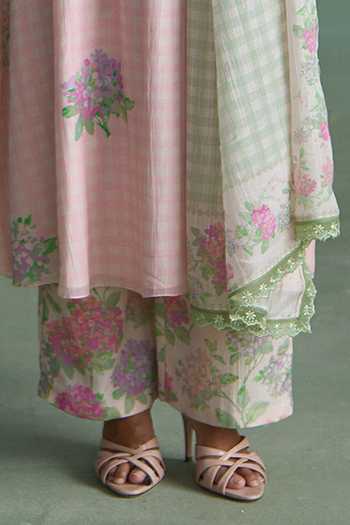Summer By Priyanka Gupta_Pink Chanderi V-neck, Yes Lucy Floral Print Kurta Set _Online_at_Aza_Fashions