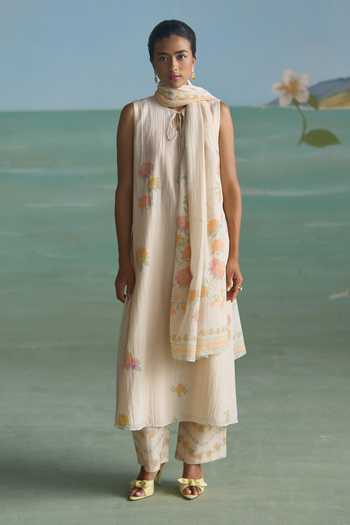 Summer By Priyanka Gupta_Yellow Chanderi Keyhole Neck Elsie Printed Kurta Set _at_Aza_Fashions