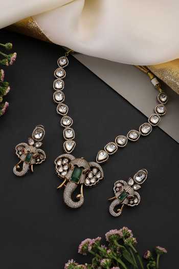 Swabhimann Emerald & Polki Studded Pendant Necklace Set 