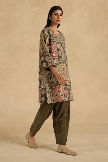 Shop Begum Cream Silk Mandarin Collar Manik Kurta And Pant Set Shop_Begum_Cream Silk Mandarin Collar Manik Kurta And Pant Set