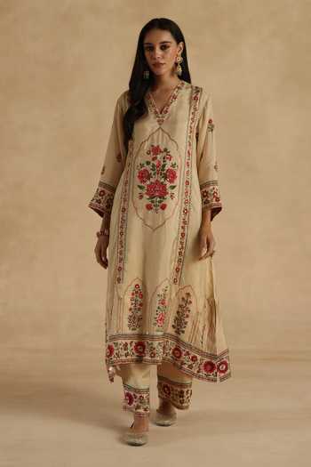Begum Green Silk V-neck, Yes Bagh Kurta Set at Aza Fashions Begum_Green Silk V-neck, Yes Bagh Kurta Set _at_Aza_Fashions