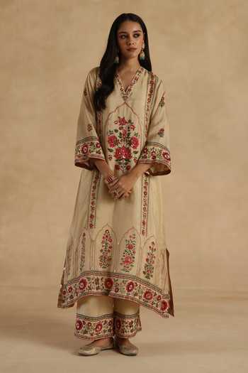 Shop Begum Green Silk V-neck, Yes Bagh Kurta Set Shop_Begum_Green Silk V-neck, Yes Bagh Kurta Set