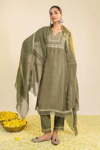 Roohbyridhimaa Sage Green Mughal Embroidered Kurta Set 