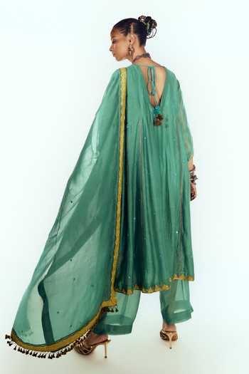 Zariya The Label Yoke Embroidered Kurta Set 