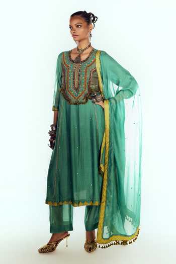 Zariya The Label Yoke Embroidered Kurta Set 