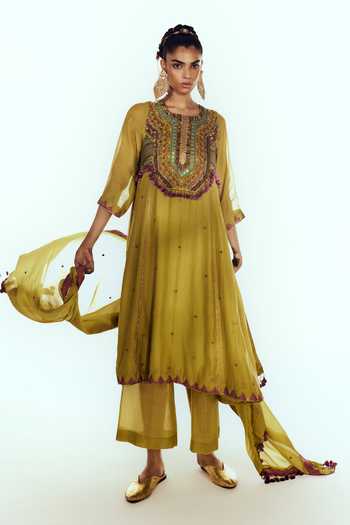 Zariya The Label Placement Embroidered Kurta Set 