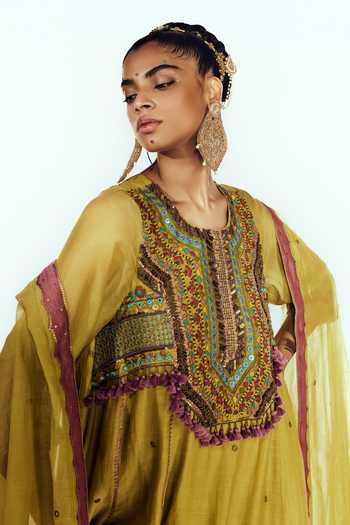 Buy Zariya The Label Green Chanderi Round Neck Placement Embroidered Kurta Set Online at Aza Fashions Buy_Zariya The Label_Green Chanderi Round Neck Placement Embroidered Kurta Set _Online_at_Aza_Fashions