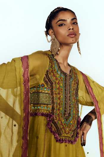 Shop Zariya The Label Green Chanderi Round Neck Placement Embroidered Kurta Set Online at Aza Fashions Shop_Zariya The Label_Green Chanderi Round Neck Placement Embroidered Kurta Set _Online_at_Aza_Fashions