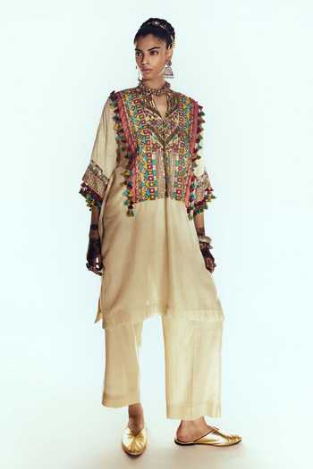 Zariya The Label Yoke Embroidered Kurta & Pant Set 