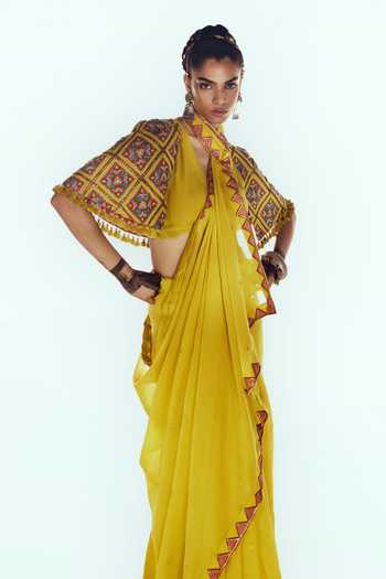Zariya The Label Embroidered Saree Set With Cape 