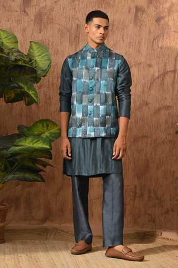 Sulakshna Jasra Sleeveless Bundi Kurta Set 