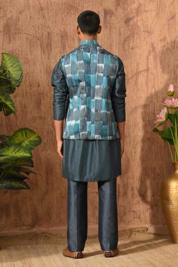 Sulakshna Jasra Sleeveless Bundi Kurta Set 