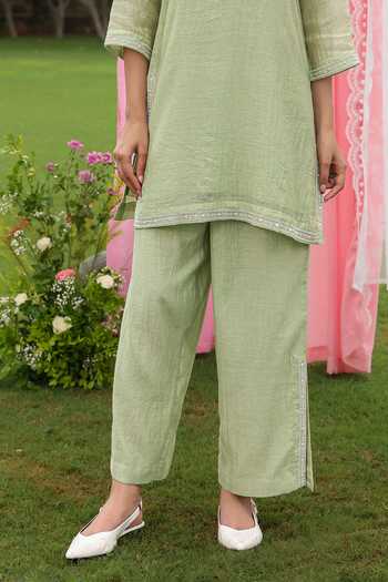 Charu Makkar Green Chanderi V-neck, Yes Freya Embroidered Short Kurta Set Online at Aza Fashions Charu Makkar_Green Chanderi V-neck, Yes Freya Embroidered Short Kurta Set _Online_at_Aza_Fashions