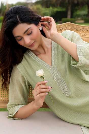 Charu Makkar Green Chanderi V-neck, Yes Freya Embroidered Short Kurta Set at Aza Fashions Charu Makkar_Green Chanderi V-neck, Yes Freya Embroidered Short Kurta Set _at_Aza_Fashions