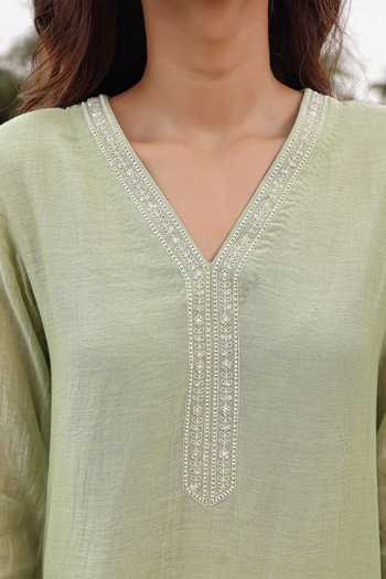 Shop Charu Makkar Green Chanderi V-neck, Yes Freya Embroidered Short Kurta Set Shop_Charu Makkar_Green Chanderi V-neck, Yes Freya Embroidered Short Kurta Set