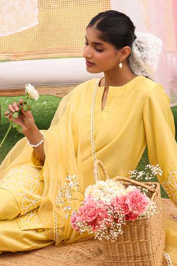 Buy Charu Makkar Yellow Silk, Chanderi, Organza, Lace Split Kia Embroidered Short Kurta Set Buy_Charu Makkar_Yellow Silk, Chanderi, Organza, Lace Split Kia Embroidered Short Kurta Set