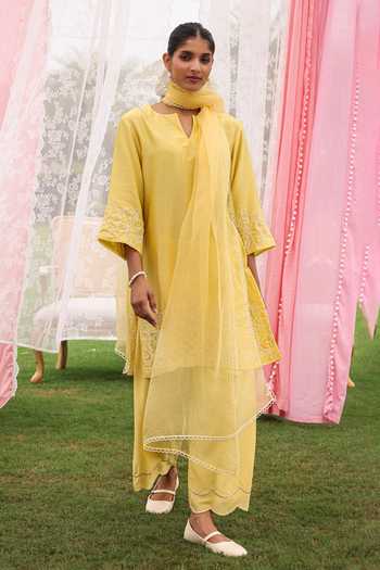 Shop Charu Makkar Yellow Silk, Chanderi, Organza, Lace Split Kia Embroidered Short Kurta Set Shop_Charu Makkar_Yellow Silk, Chanderi, Organza, Lace Split Kia Embroidered Short Kurta Set