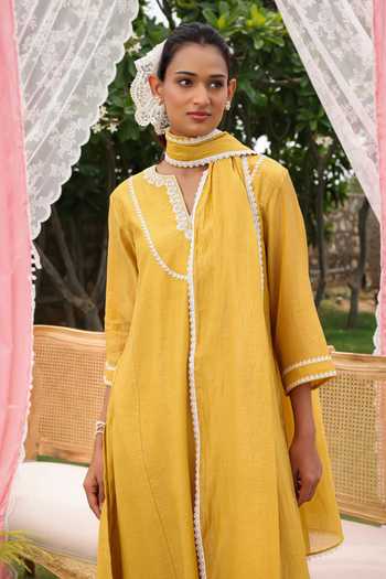 Charu Makkar Yellow Chanderi Split V-neck Sable Dori Work Kurta Set at Aza Fashions Charu Makkar_Yellow Chanderi Split V-neck Sable Dori Work Kurta Set _at_Aza_Fashions