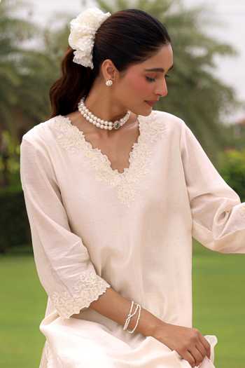 Charu Makkar Ivory Silk, Chanderi, Organza V-neck Billie Dori Embroidered Kurta Set Online at Aza Fashions Charu Makkar_Ivory Silk, Chanderi, Organza V-neck Billie Dori Embroidered Kurta Set _Online_at_Aza_Fashions
