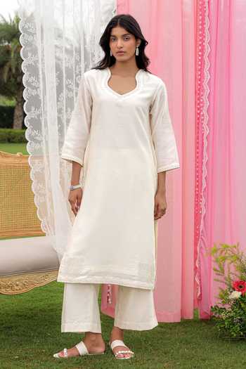 Shop Charu Makkar Ivory Silk, Chanderi, Organza V-neck Kallie Dori Work Kurta Set Shop_Charu Makkar_Ivory Silk, Chanderi, Organza V-neck Kallie Dori Work Kurta Set