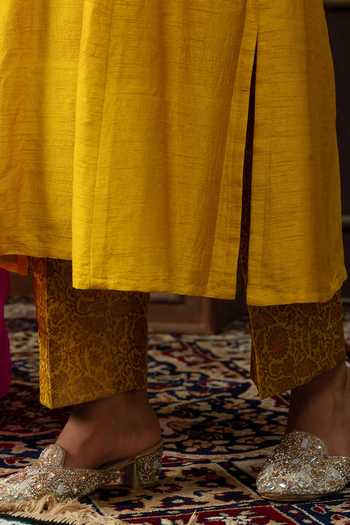 Buy_Ronak's Couture_Yellow Silk, Brocade, Organza V-neck, Zardozi Placement Embroidered Kurta Set _Online_at_Aza_Fashions