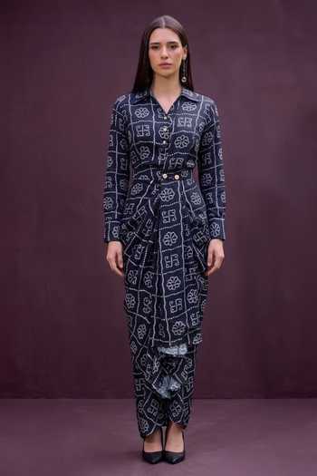 House Of Fett Black Satin V-, Collared Noir Bandhani Draped Skirt Saree Set Online at Aza Fashions House Of Fett_Black Satin V-, Collared Noir Bandhani Draped Skirt Saree Set _Online_at_Aza_Fashions