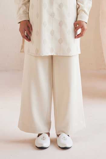 Jorah Men_Off White Crepe Plain Kurta And Pant Set _Online_at_Aza_Fashions