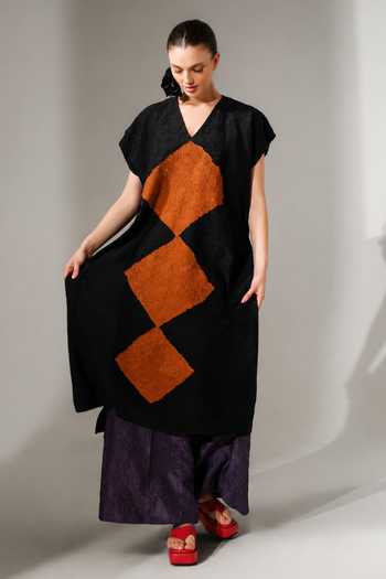 Stoique Black Silk V-neck Facet Crushed Oversized Tunic Online at Aza Fashions Stoique_Black Silk V-neck Facet Crushed Oversized Tunic _Online_at_Aza_Fashions