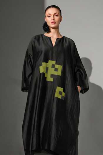 Stoique Black Silk, Chanderi Split V-neck Trace Applique Work Oversized Tunic Online at Aza Fashions Stoique_Black Silk, Chanderi Split V-neck Trace Applique Work Oversized Tunic _Online_at_Aza_Fashions