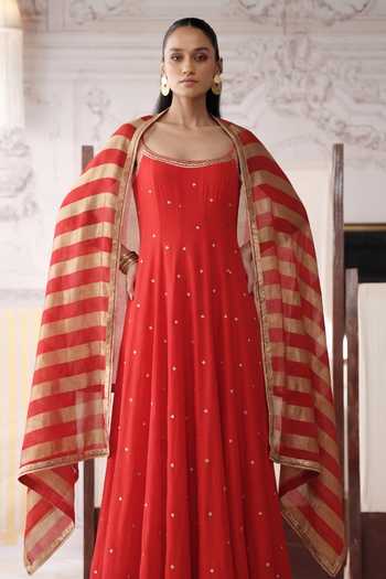 Basanti Kapde aur Koffee Red Viscose Georgette, Tissue Scoop Neck The Scarlet Embroidered Anarkali Set Online at Aza Fashions Basanti Kapde aur Koffee_Red Viscose Georgette, Tissue Scoop Neck The Scarlet Embroidered Anarkali Set _Online_at_Aza_Fashions