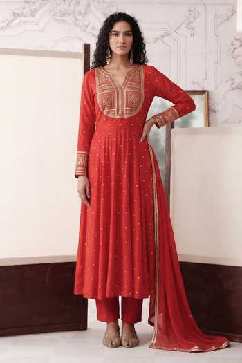 Basanti Kapde aur Koffee Red Viscose Georgette V-neck The Crimson Horizon Embroidered Anarkali Set Online at Aza Fashions Basanti Kapde aur Koffee_Red Viscose Georgette V-neck The Crimson Horizon Embroidered Anarkali Set _Online_at_Aza_Fashions