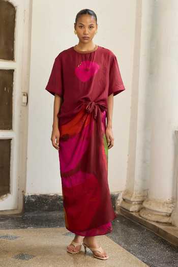 Medha Maroon Silk Round Neck Orbit Tie Dye T Shirt Online at Aza Fashions Medha_Maroon Silk Round Neck Orbit Tie Dye T Shirt _Online_at_Aza_Fashions