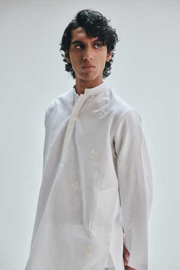 Shop Saphed White Cotton, Linen Taj Embroidered Band Collar Kurta Set Shop_Saphed_White Cotton, Linen Taj Embroidered Band Collar Kurta Set