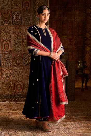 Zoon Hand Embroidered Kurta Set 