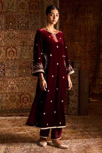 Buy Zoon Maroon Silk, Velvet, Satin, Tissue Boat Neck Hand Embroidered Straight Kurta Set Buy_Zoon_Maroon Silk, Velvet, Satin, Tissue Boat Neck Hand Embroidered Straight Kurta Set