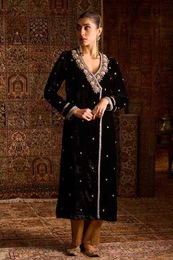 Buy_Zoon_Black Velvet, Brocade, Tissue V-neck Embroidered Angarkha Set 