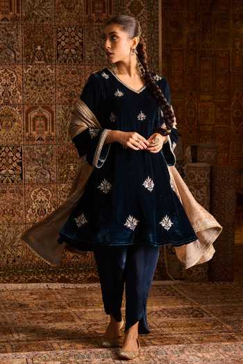 Zoon Floral Embroidered Kurta Set 