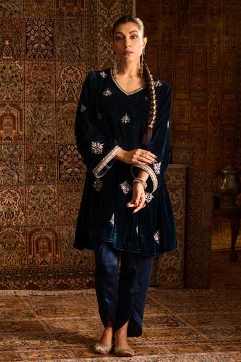 Buy Zoon Blue Velvet, Silk, Satin, Tissue V-neck Floral Embroidered Kurta Set Buy_Zoon_Blue Velvet, Silk, Satin, Tissue V-neck Floral Embroidered Kurta Set