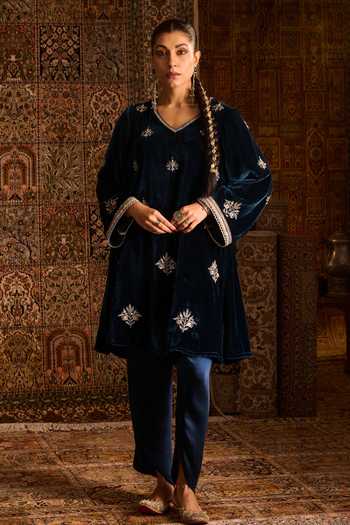 Shop Zoon Blue Velvet, Silk, Satin, Tissue V-neck Floral Embroidered Kurta Set Shop_Zoon_Blue Velvet, Silk, Satin, Tissue V-neck Floral Embroidered Kurta Set