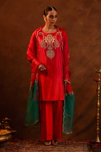 Eraaya by Ratika J Red Silk, Organza Round Neck Noor Embroidered Kurta Set Online at Aza Fashions Eraaya by Ratika J_Red Silk, Organza Round Neck Noor Embroidered Kurta Set _Online_at_Aza_Fashions