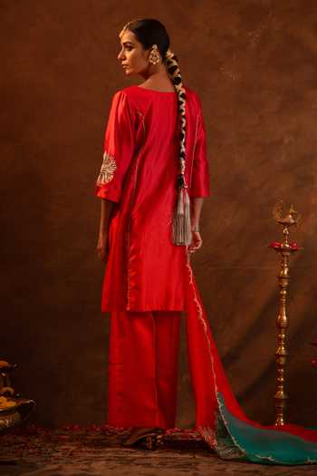 Eraaya by Ratika J Noor Silk Embroidered Kurta Set 
