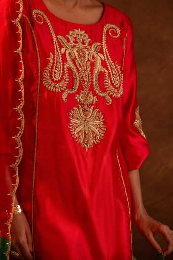 Eraaya by Ratika J Red Silk, Organza Round Neck Noor Embroidered Kurta Set at Aza Fashions Eraaya by Ratika J_Red Silk, Organza Round Neck Noor Embroidered Kurta Set _at_Aza_Fashions