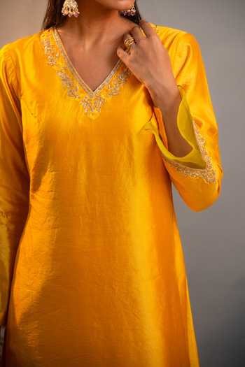 Eraaya by Ratika J Yellow Silk, Organza V-neck Cutwork Embroidered Kurta Pant Set at Aza Fashions Eraaya by Ratika J_Yellow Silk, Organza V-neck Cutwork Embroidered Kurta Pant Set _at_Aza_Fashions