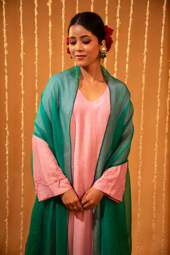 Eraaya by Ratika J Pink Silk, Organza V-neck Embroidered Kurta Set With Cape at Aza Fashions Eraaya by Ratika J_Pink Silk, Organza V-neck Embroidered Kurta Set With Cape _at_Aza_Fashions