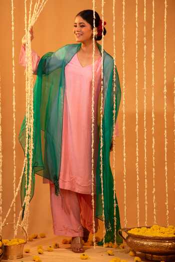 Buy Eraaya by Ratika J Pink Silk, Organza V-neck Embroidered Kurta Set With Cape Buy_Eraaya by Ratika J_Pink Silk, Organza V-neck Embroidered Kurta Set With Cape