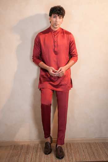 Shop Madhav Agasti Maroon Silk, Linen Bundi Kurta Set Shop_Madhav Agasti_Maroon Silk, Linen Bundi Kurta Set