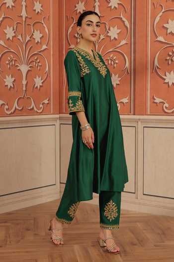 Shop Dohr India Emerald Green Silk, Chanderi, Organza V-neck Lehar Embroidered Kurta Set Online at Aza Fashions Shop_Dohr India_Emerald Green Silk, Chanderi, Organza V-neck Lehar Embroidered Kurta Set _Online_at_Aza_Fashions