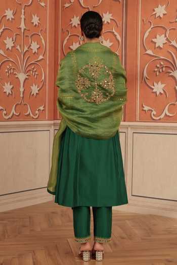 Shop Dohr India Emerald Green Silk, Chanderi, Organza V-neck Lehar Embroidered Kurta Set Shop_Dohr India_Emerald Green Silk, Chanderi, Organza V-neck Lehar Embroidered Kurta Set